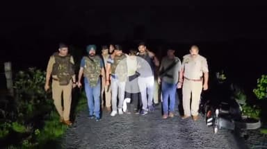 झांसी: तेंदौल गांव के पास दंपती को लूटने वाले बदमाश का एनकाउंटर, पुलिस ने पैर में मारी गोली, नाबालिग आरोपी भी गिरफ्तार