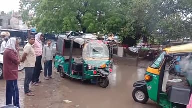 लोहारू: लोहारू रेलवे स्टेशन पर बरसाती पानी बना राहगीरों की मुसीबत,पार्किंग और प्रवेश द्वार पर यात्रियों को भारी परेशानी#jansams