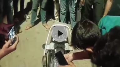 झांसी: पंचकुईयां चौराहे के पास चलती बाइक में सांप निकला, चालक ने बाइक से कूदकर बचाई जान