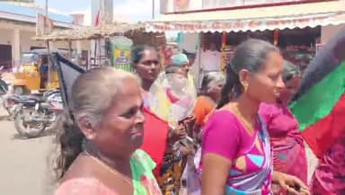தொட்டியம்: தொட்டியம் காவல் நிலையம் அருகே பேருந்து நிறுத்தம் நிழற்குடை அமைக்க கோரி சாலை மறியல் போராட்டம்