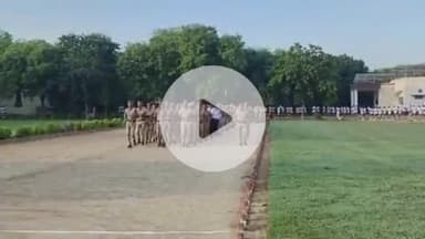 फिरोज़ाबाद: काबड़ यात्रा को लेकर फ़िरोजाबाद के पुलिस लाइन ग्राउंड में पुलिस के जवानों द्वारा मॉक ड्रिल और परेड की गई