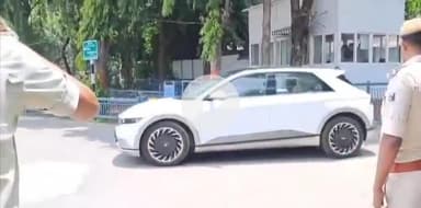 पटना ग्रामीण: पटना की सड़कों पर निकले सीएम नीतीश कुमार, थोड़ी देर बाद लालू प्रसाद यादव भी गाड़ी से निकले