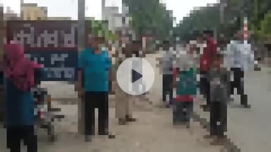 हसनपुर: हसनपुर के एक गांव निवासी महिला ने युवक पर लगाया छेड़छाड़ का आरोप, ग्रामीणों संग थाने के गेट पर किया प्रदर्शन