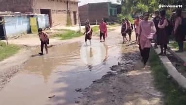 जलभराव से गुजर रहे मूढ़ा सेमनगर उर्फ पड़री में बच्चे विकास कार्यों की खुली पोल रास्ते से गुजरने वाले परेशान।