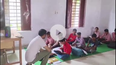 मंझनपुर: कौशाम्बी के डीएम एदिलपुर में कभी कलम थामे अफसर, कभी शिक्षक की भूमिका में ज़मीन पर बैठ बच्चों को पढ़ाते दिखे