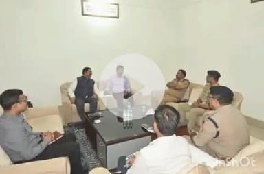 औरैया: शेरगढ़ घाट पर बने यमुना पुल का जालौन एवं औरैया के डीएम-एसपी ने किया निरीक्षण, कहा- जल्द होगा जीर्णोद्धार कार्य प्रारंभ