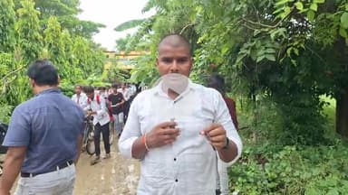 कन्नौज: जसोदा स्थित PTDUGM इंटर कॉलेज के बाहर सड़क पर भरा बरसात का पानी, नंगे पैर कॉलेज पहुंच रहे बच्चे