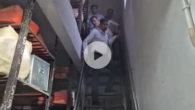 बेतिया: जिला पदाधिकारी ने समाहरणालय के विभिन्न कार्यालयों का किया औचक निरीक्षण