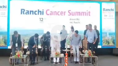 कांके: रेडिशन ब्लू होटल में राज्यपाल संतोष कुमार गंगवार ने रांची कैंसर समिट का उद्घाटन किया