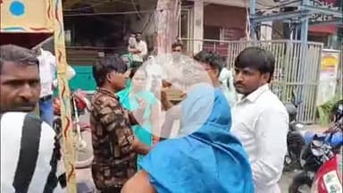 फिरोज़ाबाद: उत्तर कोतवाली के पास मोबाइल चोरी के मामले में चाट पकोड़ी के ठेले वाले की थप्पड़ और चप्पलों से पिटाई, वीडियो वायरल
