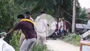 पूर्णिया पूर्व: खेरुगंज के पास अचानक गड्ढे में गिरी शराब लदी कार, लोगों की लगी भीड़