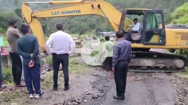 घाट: सेरा में मोक्ष नदी के किनारे आवासीय भवनों की सुरक्षा के लिए प्रशासन द्वारा मशीन से मलबा और पत्थर हटाने का कार्य शुरू