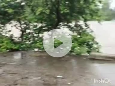 बल्देवगढ़: टीकमगढ़-छतरपुर मार्ग पर करमाशन उर नदी का जल स्तर बढ़ने से यातायात बाधित, पुलिस ने बढ़ाई सुरक्षा