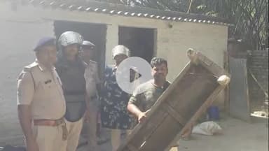 मोतिहारी: हरसिद्धि पुलिस ने हत्याकांड मामले में अभियुक्त के घर पर की कुर्की की कार्रवाई