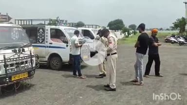 सिरोंज: नगर के ईशान इंटरनेशनल स्कूल में यातायात पुलिस ने की वाहनों की जांच, काटे चालान