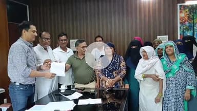 कोल: शाहजमाल में जलभराव और टूटी सड़कों से परेशान स्थानीय लोगों ने पूर्व विधायक के साथ नगर आयुक्त से की शिकायत