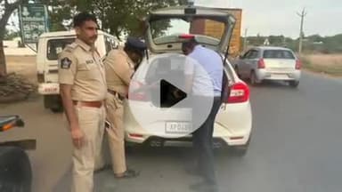 కమలాపురం: వల్లూరు : బస్టాండు వద్ద వాహనాల తనిఖీలు చేపట్టిన పోలీసులు