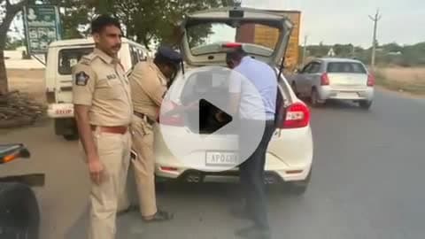 కమలాపురం: వల్లూరు : బస్టాండు వద్ద వాహనాల తనిఖీలు చేపట్టిన పోలీసులు