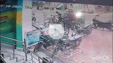 नवादा: कलाली रोड पर एक युवक ने साइकिल की चोरी की घटना को अंजाम दिया, कैमरे में कैद हुई घटना