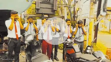 गुमला: छठ तालाब के पास तेज रफ्तार स्कूली बाइकर्स को थाना प्रभारी ने पकड़ा, चेतावनी देकर छोड़ा