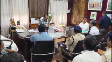 भभुआ: समाहरणालय में DM की अध्यक्षता में बैठक, घायलों को अस्पताल पहुंचाने वालों को 1 लाख रुपये प्रोत्साहन राशि की व्यवस्था