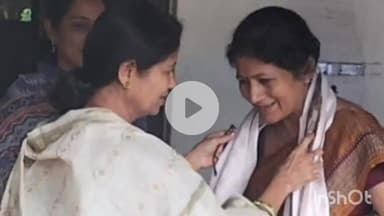 दुर्ग: महापौर अलका बाघमार ने गुरुपूर्णिमा पर शासकीय आदर्श कन्या उच्चतर माध्यमिक विद्यालय की प्राचार्य को राष्ट्रपति सम्मान दिया