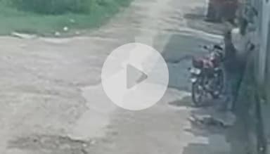 भगवानपुर: धर्मपुर गांव में घर का ताला तोड़कर गैस सिलेंडर चोरी करने वाले दो चोरों का सीसीटीवी वीडियो हुआ वायरल