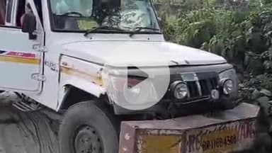 पूर्णिया पूर्व: खेरूगंज में शराब लदी कार गड्ढे में पलटी, पुलिस ने दो तस्करों को दबोचा