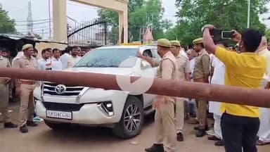 करछना: भडेवरा बाजार में हुई हिंसा मामले में नैनी जेल भेजे गए आरोपियों से मुलाकात करने पहुंचे कांग्रेस प्रदेश अध्यक्ष व सांसद