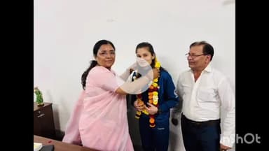 धार: धार में केंद्रीय राज्यमंत्री ने वर्ल्ड पुलिस एंड फायर गेम्स में कांस्य पदक जीतने वाली वंशिका तंवर से मुलाकात की