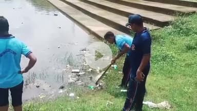 सिमडेगा: पेपर बैग दिवस के मौके पर एनसीसी कैडेट्स ने छठ तालाब की साफ़ सफाई की