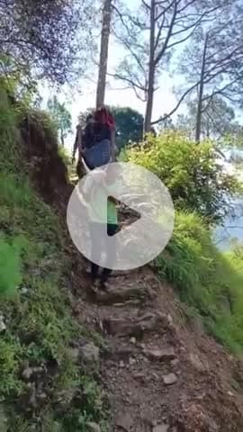 घाट: पानीगैर गांव के ग्रामीणों ने अस्वस्थ बुजुर्ग महिला को साढ़े तीन किमी तक कंधे पर डंडी के सहारे चिकित्सालय लाया