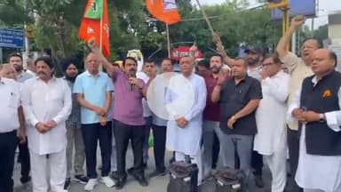 ਜਲੰਧਰ 1: ਸ੍ਰੀ ਰਾਮ ਚੌਂਕ ਵਿਖੇ ਬੀਜੇਪੀ ਦੇ ਕਾਰਜਕਰਤਾਵਾਂ ਵੱਲੋਂ ਪੰਜਾਬ ਦੇ ਮੁੱਖ ਮੰਤਰੀ ਸਰਦਾਰ ਭਗਵੰਤ ਮਾਨ ਦੇ ਖਿਲਾਫ ਕੀਤਾ ਰੋਸ ਪ੍ਰਦਰਸ਼ਨ