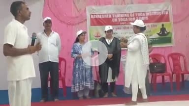 सिमडेगा: सिमडेगा डाक बंगला में आयुष विभाग ने नवनियुक्त योग प्रशिक्षकों को नियुक्ति पत्र दिया