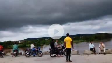 पवई का छोटा वाला पुल डूब गया यह बड़े वाले नए पुल से वीडियो बनाया गया है