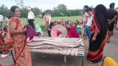 ग्राम बिगोड़ी में आरोपी के घर के सामने शव रखकर परिजनों का प्रदर्शन, घर गिराने व फांसी की मांग