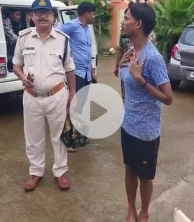 टीकमगढ़: पैर फिसलने से कुंडेश्वर कुंड में गिरी किन्नर, पुलिस और SDRF ने किया रेस्क्यू