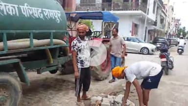 रामपुर: गंगापुर आवास विकास कॉलोनी में पानी की पाइपलाइन फटी, नगर पालिका की टीम सीवर टैंक लेकर पहुंची