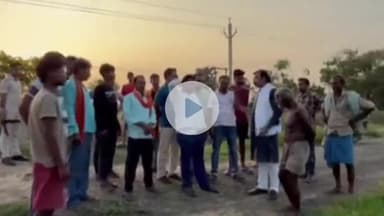 कहलगांव: कहलगांव विधायक पवन यादव ने क्षेत्र में घूमकर सुनी लोगों की समस्याएं और किया समाधान