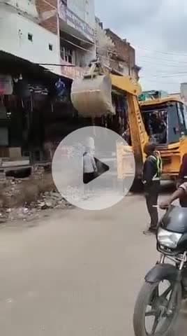सीतापुर: सिधौली में सड़क के किनारे अवैध अतिक्रमण पर हाईवे अथॉरिटी का बुलडोजर चला, सड़क को कराया गया कब्जा मुक्त