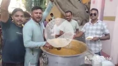 कटिहार: कटिहार के शिवमन्दिर चौक पर सावन के मौके पर लोगों के बीच खिचड़ी महाप्रसाद का हुआ वितरण, लोगों के मंगलकामना की पूजा