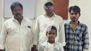 जौनपुर: ट्रेन से भटककर जफराबाद पहुंचे बाराबंकी के 9 वर्षीय बालक को पुलिस ने परिजनों को सौंपा