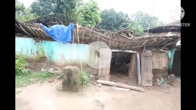 राहे: दोकाद गांव में भारी बारिश से गिरा घर, नुकसान का जायजा लेने पहुंचे विधायक