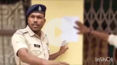 गोपालगंज: नारायणपुर गांव में आर्म्स एक्ट के फरार आरोपी के घर पुलिस ने कोर्ट के आदेश पर चिपकाया इश्तहार