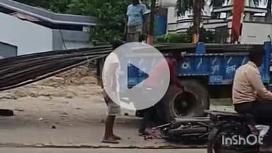 कोल: सरसोल में शराब के नशे में धुत 2 शराबियों ने बाइक में गियर न पड़ने पर उसे ईंटों से कुचला, वीडियो हुआ वायरल