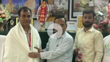 रामपुर: जिला अस्पताल के सीएमएस डॉक्टर डी.के. वर्मा के अच्छे कार्यों को लेकर कांग्रेस प्रवक्ता ने शॉल उढ़ाकर किया सम्मानित