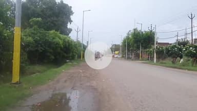 रामपुर: कावड़ियों की यात्रा को सफल बनाने के लिए विद्युत विभाग के अफसरों ने दिल्ली-लखनऊ हाईवे पर विद्युत पोल पर मढ़ी प्लास्टिक