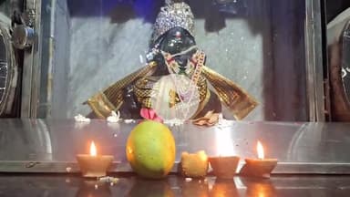 कन्नौज: कन्नौज शहर में शनिवार को शनिमंदिरों में सुबह से उमड़ी भक्तों की भीड़, पूजा अर्चना के साथ तेल का दीपक जलाकर मन्नत करते दिखे