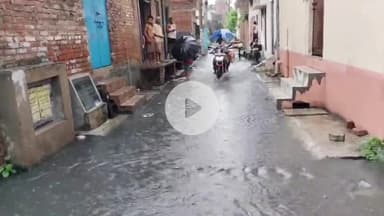 उन्नाव: नगर पालिका गंगाघाट के इंदिरा नगर में बारिश बनी मुसीबत, सड़क पर बह रहा बदबूदार पानी, घरों में दुबके लोग #jansmasya