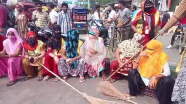 कोल: सुखमा कंपनी के विरोध में सफाई कर्मचारियों ने सासनी गेट चौराहे पर जाम लगाकर किया प्रदर्शन, कावड़िये हुए परेशान